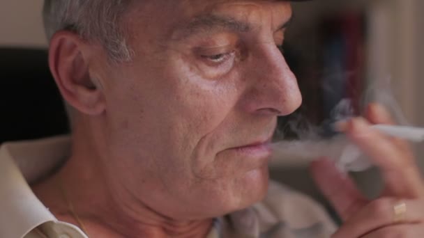 Viejo fuma un cigarrillo — Vídeo de stock