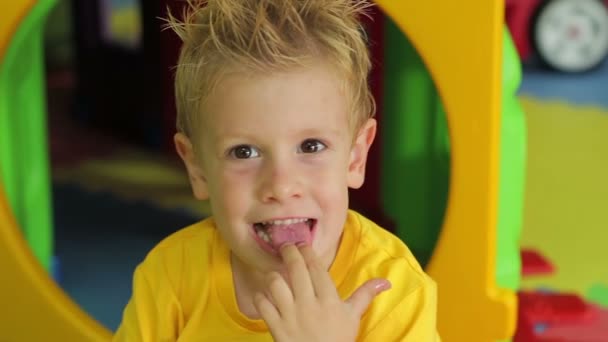 Gelukkig lachen kleine jongen — Stockvideo