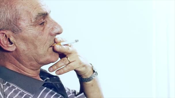 Anxieux et inquiet vieil homme fume nerveusement — Video