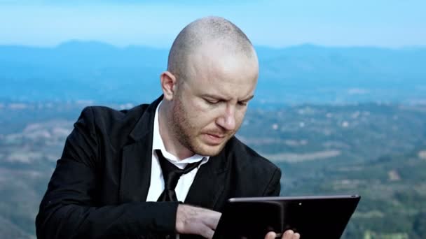 Bussiness man is verheugd dat zij een succesvolle tijdens het werken met zijn laptop: jubelend — Stockvideo