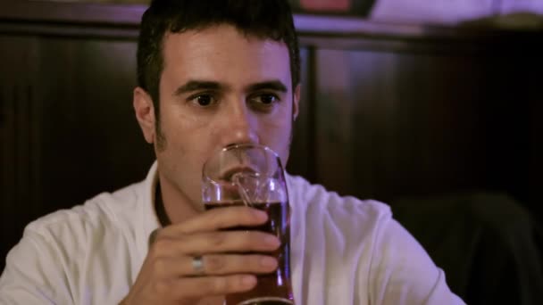 Страшный человек пьет пиво в пабе ночью — стоковое видео