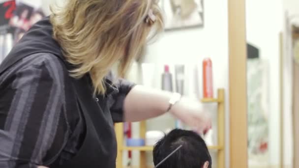 Wykończenie haicut jaunty - salon fryzjerski - Fryzjer — Wideo stockowe