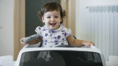 Oyuncakla oynayan kız 