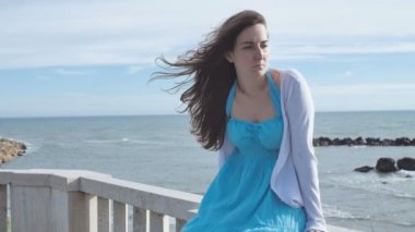 denize yakın üzgün kadın