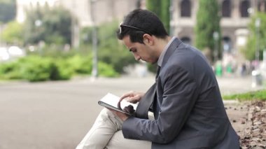 Dijital tablet Park'taki kullanarak iş adamı