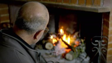 şömine yakınındaki depresif adam