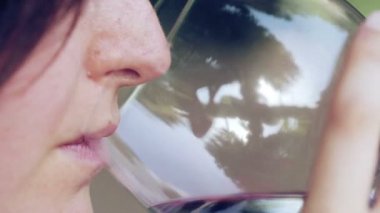 kadın kırmızı yudumlarken şarap