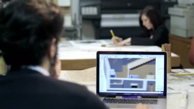 Mimar stüdyo: erkek ve kadın mimar iş başında: cad yazılımı, blueprint
