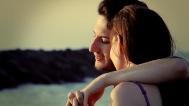 Sunrise plajda sarılma Çift