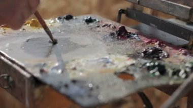 ressam ile fırça renkleri karıştırma