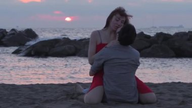 güzel erkek ve kadın tutarak ve doğa üzerinde öpüşme