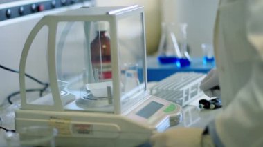 Genetik laboratuarında çalışan scentist