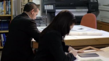 çalışan bir mimar Studio insanlar: ekip çalışması planları ve yeni projeler