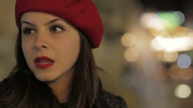 Güzel gülümseyen genç kadın