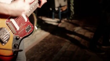rock konserinde gitar çalmak: müzik, sahne, band, davul, gitarist