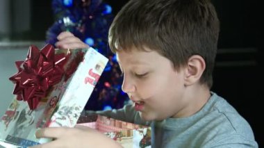 şaşırdım ve heyecanlı çocuk ile bir Noel hediye kutusu