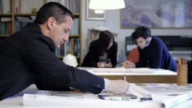 erkek uzman mimar, haritalar ve planlar üzerine