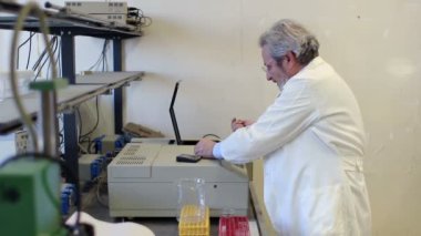 Tıbbi Araştırma Laboratuarlarında çalışıyorum.