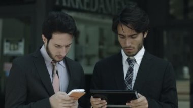 iş adamları Smartphone bilgisayar kullanma office: takım çalışması, cep telefonları