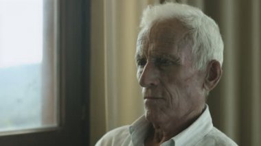Yaşlı adam tek başına oturmak