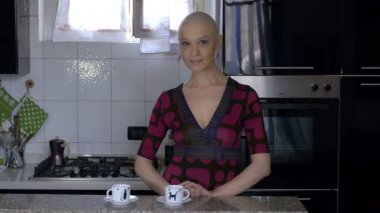 Kadın kanser kurtulan evde kahve hazırlar