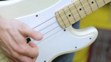 elektrik bas çalmaya adam