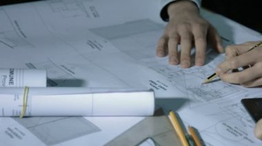 planları üzerinde çalışan insanlar