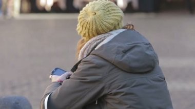 Hareket eden telefon (dokunmatik ekran smartphone ile genç kadın)