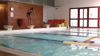 genç bir kadının dalış