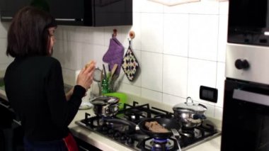 İtalyan kadın çeşni hazırlanıyor 