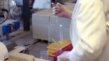 Genetik laboratuarında çalışan scentist