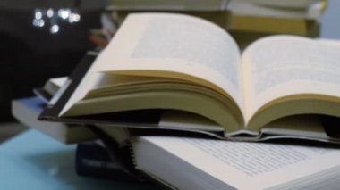 masada açık ve kapalı kitap