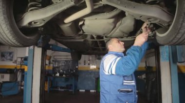 Otomatik mekanik bir araba motoruna onarma