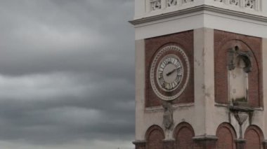 kilise kulesi ve bulutlar Timelapse