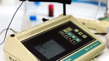 bir araştırma laboratuarında çalışan bilim adamı