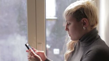 Güzel bir genç kadın erkek arkadaşına kızgın bir mesaj yazar.