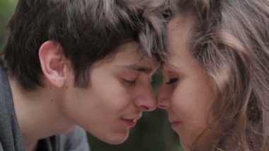 aşık gülümseyen ve öpüşme, tutku, hassasiyet kafa kafaya