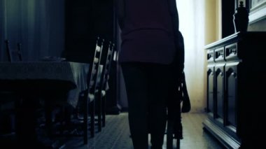 kadın bir tekerlekli sandalye ile özürlü bir adam iter, onunla konuşmak ve konfor için deneyin