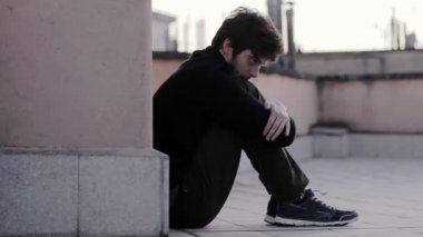 Terk edilmiş, yalnız, üzgün, depresif genç adam. İzleme kamera
