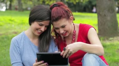 Lezbiyenler Park'taki tablet kullanarak portresi