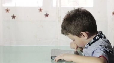 güzel çocuk tablet ile çalış