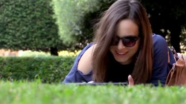 Tablet bilgisayar kullanan genç bir kadın