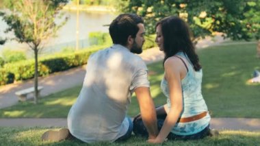 Çift parkta öpüşme ihale: flört, ilişki, sevgili