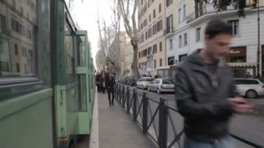 Roma - Steadycam tramvay (tren) için insanlar acele yakaladı