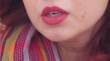 Renkli atkı yalnız sigara ile beyaz redhead