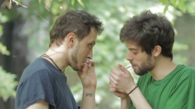 İki sevimli genç gay birlikte bir sigara