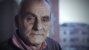 dalgın ve depresif yaşlı adam portre pencerenin yakınındaki