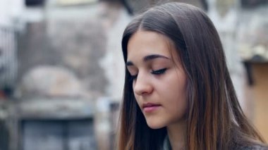 dalgın ve üzgün genç kadın