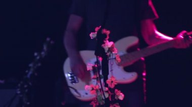 canlı rock konserinde elektrik bas performansı: sahne, oyun, müzik, rock müzik grubu