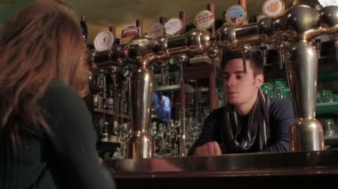 bir kız için bira dökme barmen